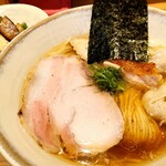ジャパニーズ ラーメン 五感 - 特上醤油らぁめん(2200円)、炭火おにくごはん(500円)。