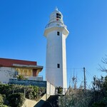 ピネキ - ・野島崎灯台
      房総半島最南端に立つ
      日本で2番目に古い洋式灯台だそう…
      青空に美しい白亜の外観が映えます