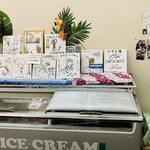 ピネキ - アイスケースの上にはたくさんのサインが
      飾られていました