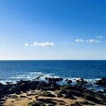 ピネキ - ・野島崎灯台からの眺め
      どこまでも続く青い空と海に感動！
      息を切らしながら螺旋階段を登った甲斐がありました