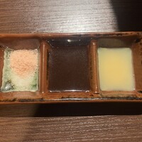 和牛焼肉 やくにく 路地裏 - 左から塩、ソース、酢味噌