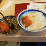 てんぷら 一代 - めかぶ明太子とごはん ※左側の小皿はおかわりした「めかぶ明太子」(2025.07.07)
