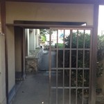 駐車場からの引き戸から