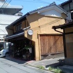 新町1888 - 近くには、防火壁のある家がいくつか見られます。