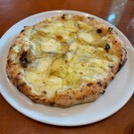 ピッツェリア チッチョ  - クアトロフォルマッジ(蜂蜜は+50円)