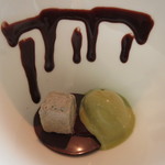 ピエール・ガニェール - 胡麻のアイスとピスタチオのアイス、底辺はチョコ