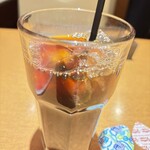 壁の穴 - やはりアイスコーヒーにしてしまった。(外は35度もあったので。)