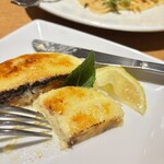 壁の穴 - バニラアイスを焼いて、その上にキャラメル？をさらに焼いたような感じのおいしい味でした。レモンをかけると2度楽しく味わえました