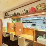 壁の穴 - たくさんの空き瓶が上に並んでいました。厨房もきれいに整理整頓されていて見える(客から)ので安心していただけます。