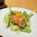 壁の穴 - サラダについてきたきゅうりがとても食べやすくてありがたかった