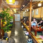 清水家 - 味は高級。でも店構えは庶民派。
      そんなところも人気の秘訣。