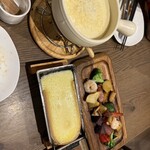 Sapporo Cheese House Mero. - Mero特製チーズフォンデュと卓上ラクレットフォンデュ二人分