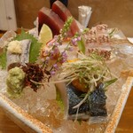 魚菜酒蔵 だいがく - 刺身盛り合わせ（カツオ　鯛　タコ　サワラ　鯵かな？）