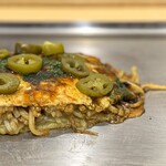 お好み焼き しみづ - 底面のカリッとモチっと生地
      蒸されてトロっとしたキャベツ
      カリッカリで噛むと甘みがしみる豚バラ肉
      小麦の香りが心地よく通り抜ける太麺
      玉子と甘口ソース
      どれも主役級なのが仲良く口の中で味わえる
      