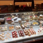 パティスリーマサ - ショーケースの様子①。