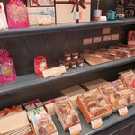 パティスリーマサ - ショーケースの様子③。