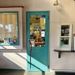 ピネキ - ・店舗入り口
                                コチラには屋根とベンチがあるので
                                購入したソフトクリームをゆっくりといただけます
                                妹によると…夏場は常に大混雑！
                                すぐに溶け出してしまうので要注意だそう…