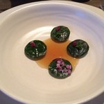 Noma - ナスタチウムのリーフと生海老　　イーストのスープ