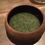Noma - 骨髄用のスープ　ナスターシャの花、白カレントジューズ、パセリ、ヤングセロリ、オレガノ