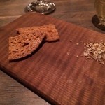 Noma - イーストのビスケットとエルダーフラワーの塩