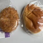 ニューポート - コロッケ（左）とクリームパン（右）