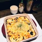 居酒屋 もともと - 塩鮭とほうれん草のクリームグラタン（￥1100）