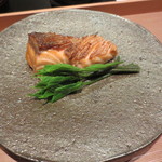 日本料理 晴山 - 時鮭（ときしらず）の焼物とコシアブラのおひたし。