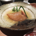 日本料理 晴山 - ふかヒレ、コゴミ、ヒスイナスの炊き合わせです。