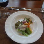 レ・セパージュ - Aランチ：サラダ、赤ワイングラス