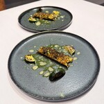 コムトゥヴ - マテ貝とズッキーニのヴィエノワーズ　ライムのドレッシングとパセリのオイル