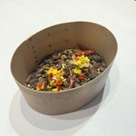 コムトゥヴ - ファグラのテリーヌ、パウンドケーキ、マリーゴールドの花