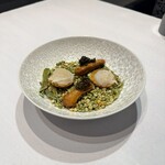 コムトゥヴ - 帆立と発酵レモンのタルト、そら豆のチュイルとフランス産キャビア