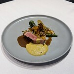 コムトゥヴ - 黒毛和牛と万願寺とうがらしのローストとキタアカリのポムリヨネーズ　赤ワインのソースと蛤のソース