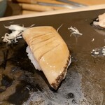 鮨松波 - 薄切りにして畳んで握る。