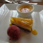 レ・セパージュ - デザート（上から）プリン、マンゴームース仕立てのケーキ、ミックスベリーのシャーベット