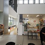 こむぎ - 食堂はこの売店の左横に有ります！