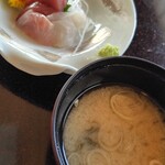 福松荘 - 本まぐろとハタの刺身＆出汁の効いたお味噌汁
