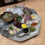 魚ト日本酒あたらよ - 刺盛2人前 岩海苔醤油付き　刺身用の醤油は九州