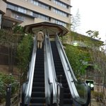 ホテル　九重 - 船着き場へのエスカレータ