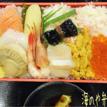 海のや - 海のや弁当(1728円)は迷うならコレ！っておすすめ弁当と言うだけあって、サーモン、数の子、蟹、いか、帆立、煮帆立、エビ、昆布締め、ウニ、イクラと盛り沢山☆彡 どれもプリプリ新鮮で美味し〜♪