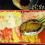 海のや - 蝦夷あわび煮の入ったお弁当、よろこびのとき(1980円)♪
            蝦夷あわび煮は柔らかで食感イイ♪ 美味し〜(〃^艸^) こちらはプリップリのタラバガニもたっぷり！イクラやウニもね♪