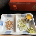 二八そば 一貴 - 薬味。ごま・ネギ・ワサビ・ウズラ