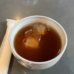 二八そば 一貴 - お支度のお茶はキンキンに冷えた番茶♪