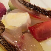 アドゥエパッシ - (2)炙ったイサキのカルパッチョ