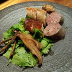 南方中華料理 南三 - 鴨舌美味しい大腸、ソーセージなど。前菜とこのお皿で永遠に紹興酒を飲みたい。