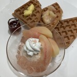 タカノフルーツパーラー - 桃のワッフル
      コーヒー / 紅茶付
      税込￥1,980