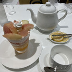 タカノフルーツパーラー - シーズナルトライフル　桃　　　　　　　　　　　　税込¥1,870