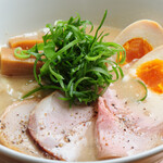 ろく月 - 料理写真:特製白湯ラーメン