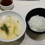 俺の焼肉 - ご飯、わかめスープ