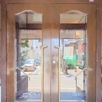 東洋軒 - 店舗入口
      重量感あるクラシカルな扉
